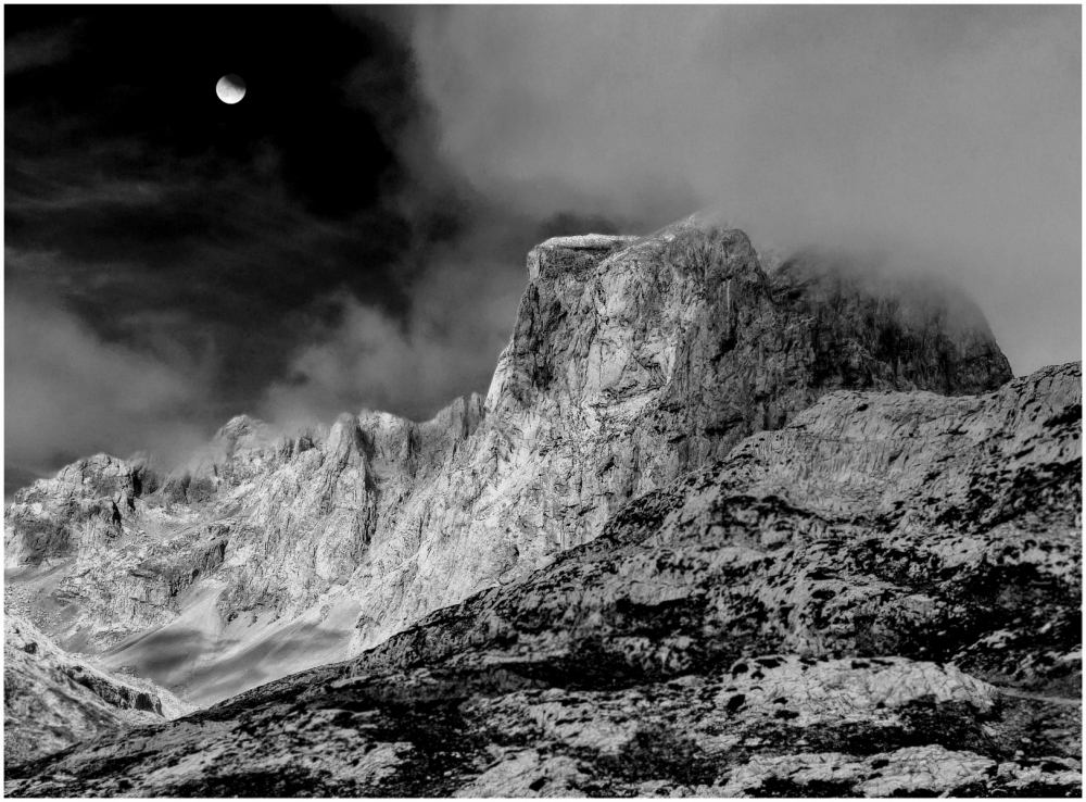 Moon over Picos